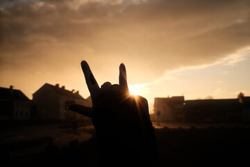 Silhouette einer Hand im Abendlicht