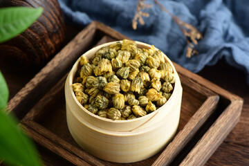 Close-up pictures of fetal chrysanthemum on the background of retro Chinese style