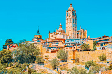 Obraz premium Panoramic landscape at the ancient city and cathedral of Segovia