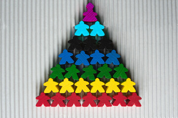 the pyramid is lined with figures of people of different colors, seven rows of figures of people stacked in a heap and form a pyramid