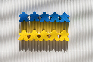 blue and yellow rows of human figures, blue and yellow figures of people in two rows