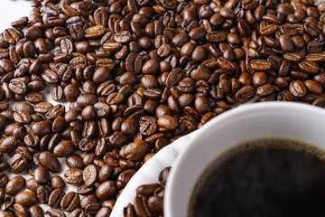 ホットコーヒーとコーヒー豆