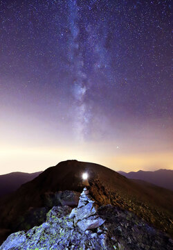 fotografia nocturna de estrellas en  montaña 