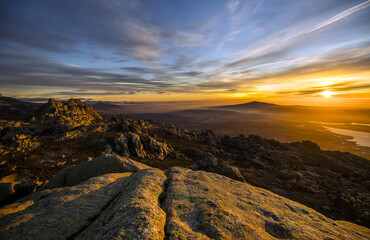 Obraz na płótnie Canvas paisaje de montaña al amanecer 