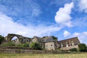 Obraz premium Abbaye de Beauport - famous cloister in ruins. in Paimpol in Brittany, France