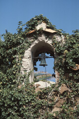 Tuerglocke am Eingang zu  einem Villengrundstueck