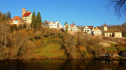 Naklejka na ściany i meble Dorf Berneck mit malerischen Häuserfronten und alter Burg auf hohem Berg über schönem See in der Sonne
