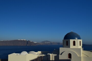 Fototapeta na wymiar Kirche auf Santorini mit Caldera