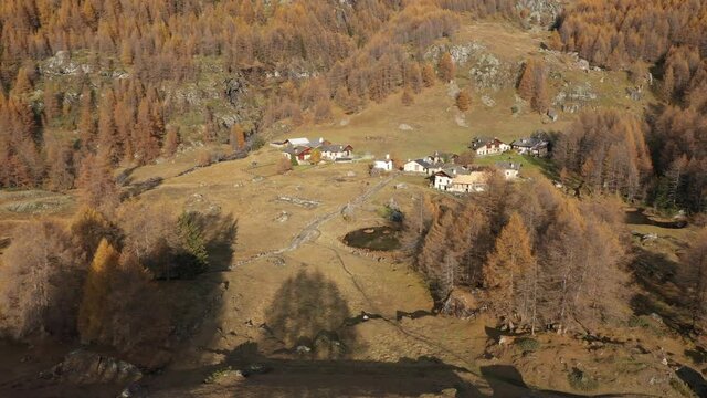 Vue a&eacute;rienne par drone du hameau de Monal en Savoie, France