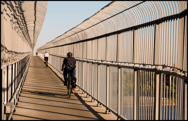 Cyclistes sur leur vélo, sur le pont Jacques Cartier à Montréal au Canada, par beau temps.