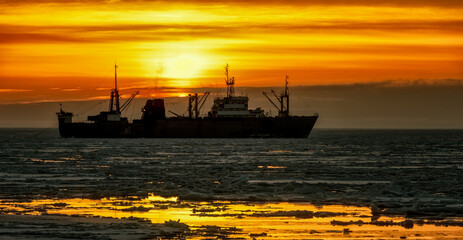 Fototapeta premium boat at sunset