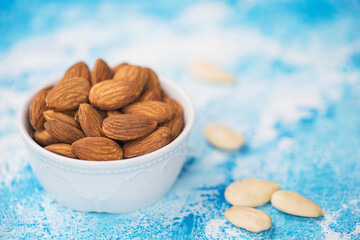 Shelled almonds and hulled almonds 