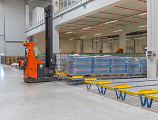 Forklift Gravity Conveyor Warehouse