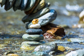 Fototapeta na wymiar equilibrio de piedras en la naturaleza, arte natural, meditacion y yoga para el alma