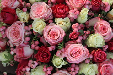 Obraz na płótnie Canvas Pink and purple roses in a big wedding centerpiece