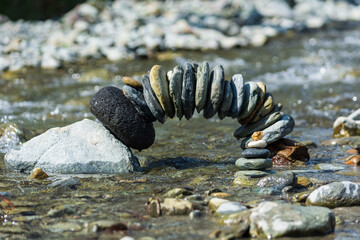 equilibrio de piedras en la naturaleza, arte natural, meditacion y yoga para el alma