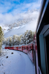 Bernina Bahn Eisenbahn Zug Express Schmalspurbahn Alpen Schweiz Eisenbahn Schnee Winter Welterbe Graubünden Landschaft Reise Express Pass St. Moritz Tirano Abula Idyll Winterlandschaft Kurve