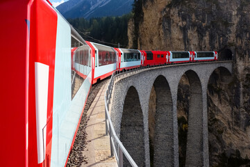 Chur Landwasser Viadukt Tunnel Bauwerk Zug Express Schmalspurbahn Alpen Schweiz Schnee Winter...