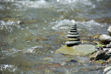 equilibrio de piedras en la naturaleza, arte natural, meditacion y yoga para el alma