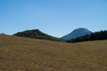 Vista lungo il sentiero di montagna a Poggio San Romualdo nelle Marche
