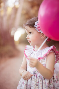 Ni&ntilde;a con globo en camino de campo