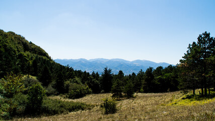Vista lungo il sentiero di montagna a Poggio San Romualdo nelle Marche