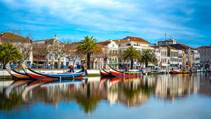 Fototapeta na wymiar Ria de Aveiro com barcos moliceiros. Aveiro, Portugal