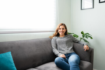 Obraz premium Attractive woman enjoying a quiet time at home