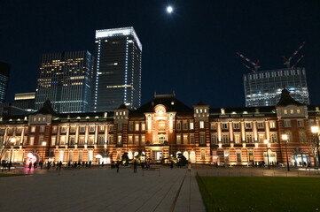 Fototapeta na wymiar 2020年の東京の夜景　東京駅前のライトアップの風景