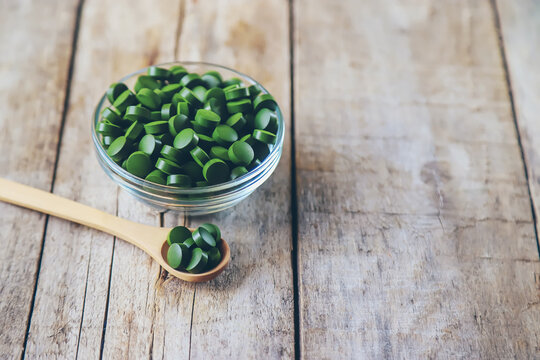 There are many spirulina and chlorella tablets. Selective focus.