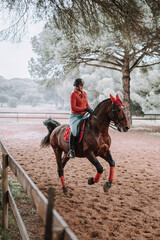 Chica hipica montando a caballo ecuestre en club de monta caballo andaluz cadiz doma clasica vaquera