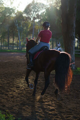 Chica hipica montando a caballo ecuestre en club de monta caballo andaluz cadiz doma clasica vaquera