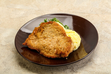 Crispy chicken schnitzel with mashed potato