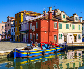 Fototapeta na wymiar famous old town of Burano near Venice