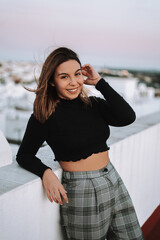 Chica azotea pijama moda sabanas blancas antenas cordeles tender puesta de sol amanecer viento sur...