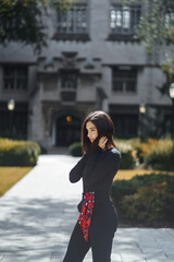 Fototapeta premium stylish girl wearing all black walking in Chicago during fall