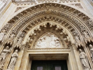 Eingangsportal zur Kathedrale von Zagreb, Kroatien
entrance to the cathedral of zagreb, croatia