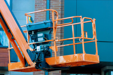 Hydraulic lift platform of the bucket cabin of a telescopic elevator