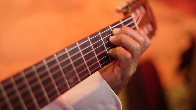 Suonare la chitarra acustica, manico