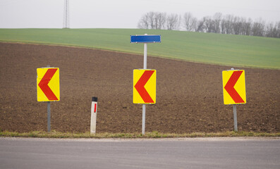 Obacht - Verkehrszeichen warnen vor scharfer Kurve