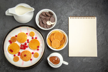 Obraz na płótnie Canvas top view yummy pancakes with cookies on the grey background dessert sweet cake pie