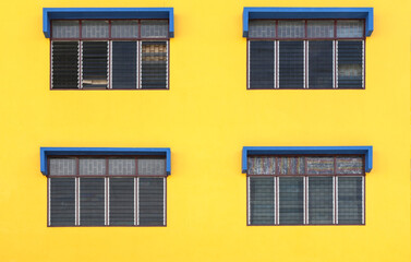 Obraz premium 4 windows with a yellow background and painted blue windows