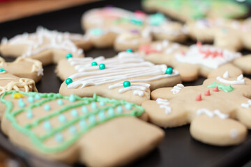 hermosa foto de galletas navideñas decoradas con fondo negro y fondo difuminado.