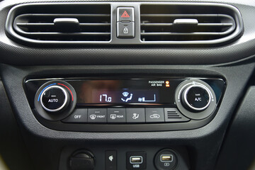 Buttons to activate the air conditioning in the car and the temperature gauge