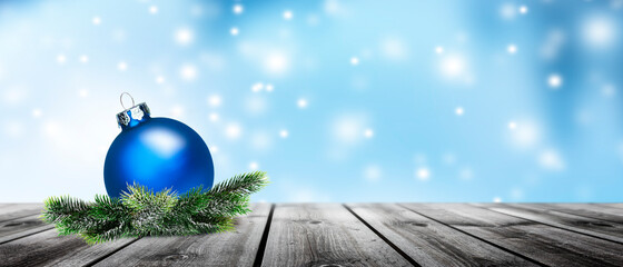 Blaue Weihnachtskugel auf altem Holztisch