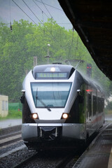 Zug Eisenbahn Regen Gewitter Wetter Nahverkehr Strecke Gleis Triebwagen Schienen Verkehr...