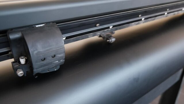 Vinyl cutter plotter machine and moving cutting head