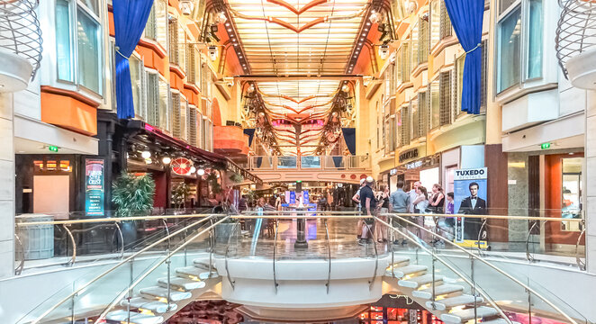 Vue de la promenade royale du navire de croisi&egrave;re le Freedom of the Seas de la compagnie Royal Caribbean au port de Marseille, France le 12 juin 2017.