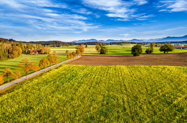 Blick auf das bayerische Alpenvorland im Herbst, Bayern, Deutschland