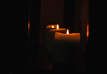 Velas encendidas una detras de otra
